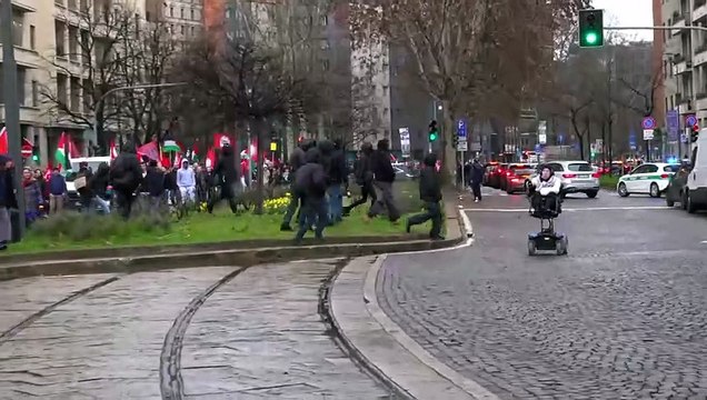 Corteo pro Palestina a Milano, vandalizzato un supermercato Carrefour in piazza Principessa Clotilde