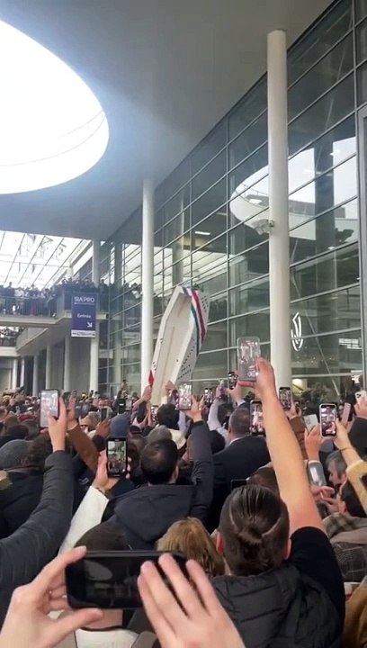 Les agriculteurs brandissent un cercueil et entonnent la Marseillaise devant le Hall 4 du Salon de l’Agriculture où Emmanuel Macron vient d’arriver.Très bien, le coup du cercueil !!