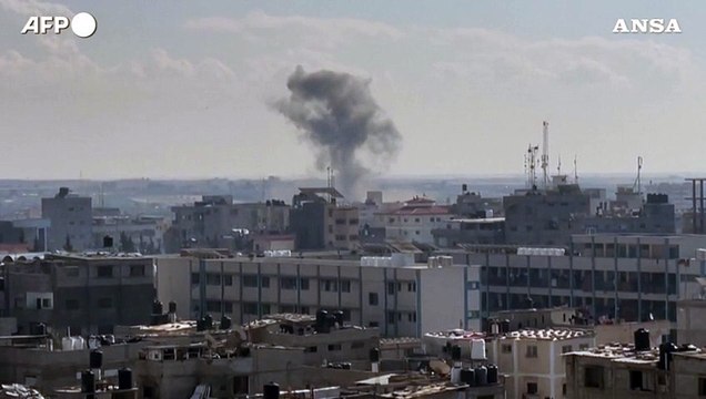 Gaza, nuvola di fumo su Rafah dopo l'attacco israeliano