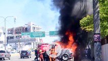 Bomberos controlan carro incendiado en avenida 27 de Febrero