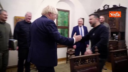 Zelensky riceve Boris Johnson a Kiev, ecco le immagini