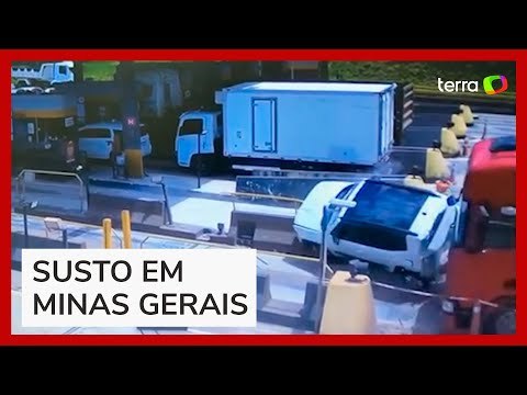 Trabalhador escapa por um triz de ser atropelado por carro e caminhão em pedágio