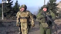 Ucraina, un funzionario sostenuto da Mosca cammina per Avdiivka catturata