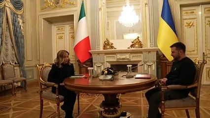 Zelensky promete derrotar a Rússia; manifestações marcam o 2º aniversário da guerra