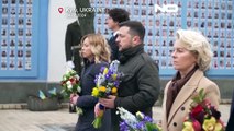 شاهد: زيلينسكي يضع إكليلًا من الزهور على نصب تذكاري في كييف