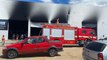 Incêndio de grandes proporções atinge galpão que funcionava oficina e duas lojas, em São Bento