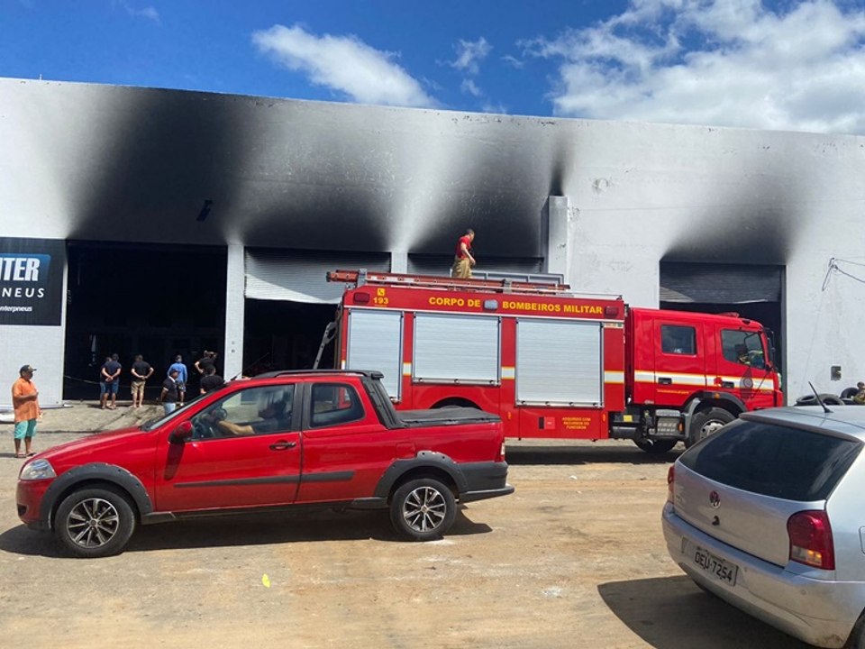 Incêndio de grandes proporções atinge galpão que funcionava oficina e duas lojas, em São Bento