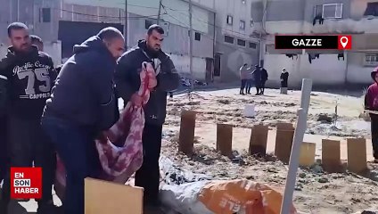 Gazze'de keskin nişancılara rağmen cesetleri çatıdan çıkardı