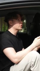 Regarder une vidéo sur son téléphone confortablement en voiture