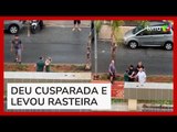 Homem é agredido por motoboy após cuspir em mulher em São Paulo