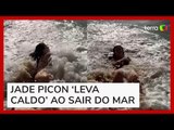 Jade Picon 'leva caldo' ao tentar fazer saída sensual do mar
