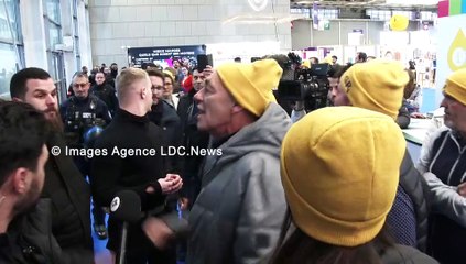 SIA2024. Macron déjeune au hall4 pendant que des agriculteurs se font matraquer à l'entrée. Paris/France - 20 Février 2024