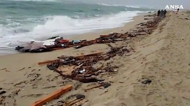 Cutro un anno dopo, i resti dell'imbarcazione sparsi sulla spiaggia subito dopo il naufragio
