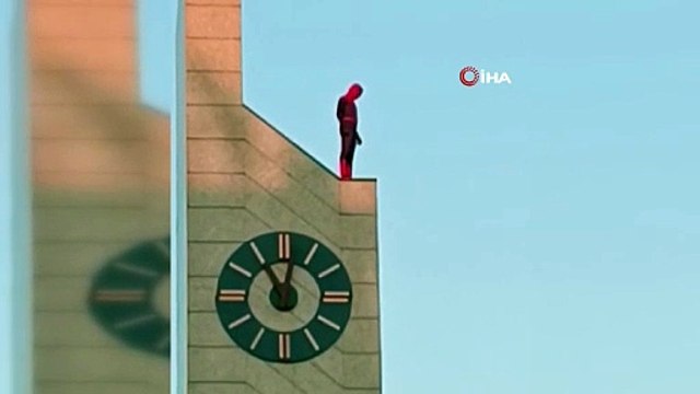 İlginç anlar! Spiderman kostümü giyip saat kulesine çıktı