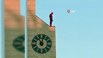İlginç anlar! Spiderman kostümü giyip saat kulesine çıktı
