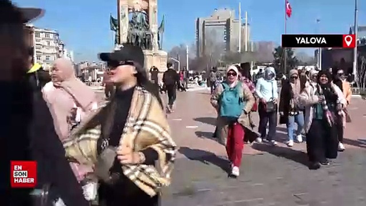 Güneşli ve sıcak havayı fırsat bilenler Taksim’e akın etti