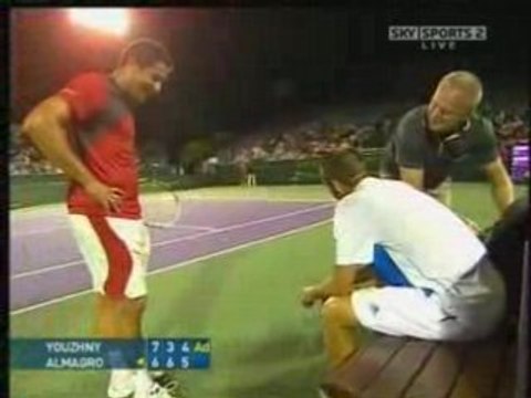 Youzhny se donne des coups de raquette