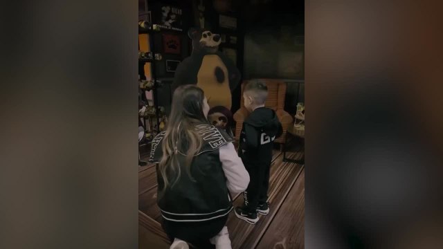 Toboganes, camas elásticas y media plantilla del Real Madrid: así fue el cumpleaños del hijo de Valverde