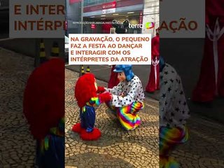 Criança viraliza ao se fantasiar de Fofão e dançar com a Carreta Furacão em SP
