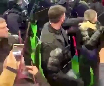 L’image du jour : le #furtif mais réel #geste d’affection d’une #agricultrice envers une jeune #femme #CRS durant le #chaos comme une #mère à une #fille. Deux #camps différents mais une #compréhension certaine.