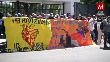 Familiares expulsados por movimiento de padres negocian avances en Caso Ayotzinapa