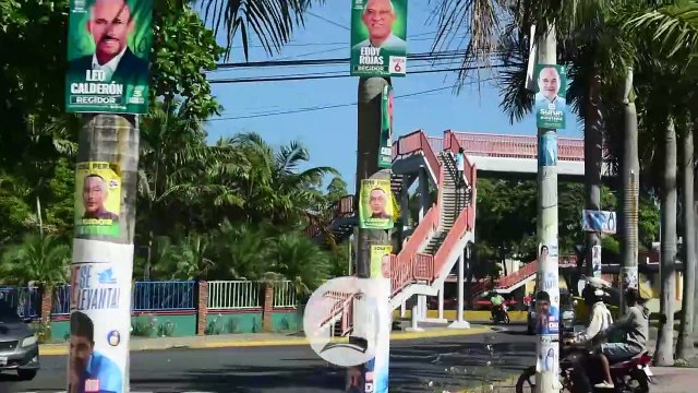 Calles del Gran Santo Domingo adornadas por diferentes vallas de candidatos a regidores y alcaldes