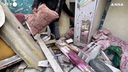 Gaza, a Rafah i palestinesi frugano tra le macerie