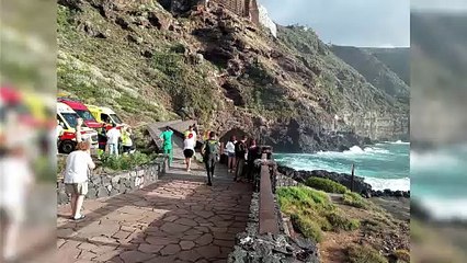 Rescatan a un menor y buscan a un adulto desaparecido al caer al mar en una playa de Tenerife