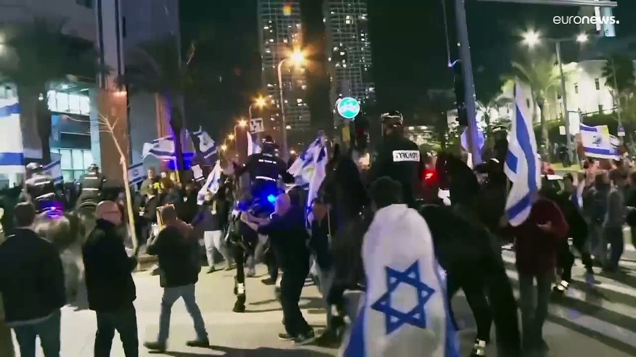شاهد: خراطيم مياه وضرب واعتقال في مظاهرة عائلات الرهائن بتل أبيب.. والشرطة الإسرائيلية تحقق