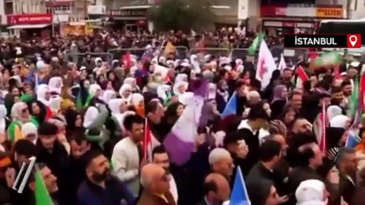 DEM Parti Esenyurt mitingi: Terör elebaşının posterini açtılar