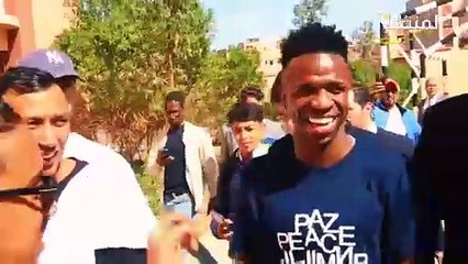 زيارة نجم ريال مدريد فينيسيوس جونيور تشعل الحماس في مدرسة عمومية بمدينة مراكش.