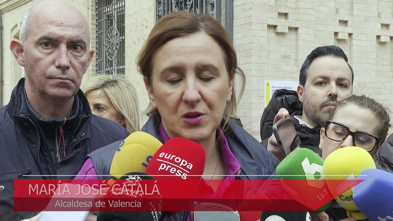 Los vecinos afectados por el incendio sacan sus coches del garaje a la espera de las ayudas