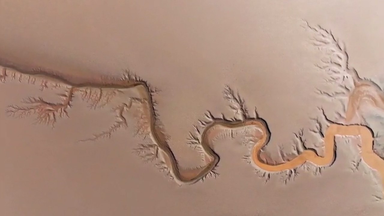 Un fotógrafo chino capta una espectacular crecida de río con forma de dragón