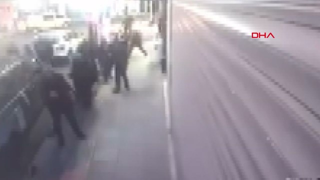 Annesinin ellerinden kayıp 2'nci kattan düşen down sendromlu Zeynep'i havada yakaladı; o anlar kamerada