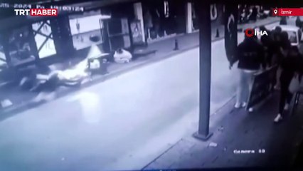 İzmir’de motosiklet kaldırımda yürüyenlerin arasına daldı