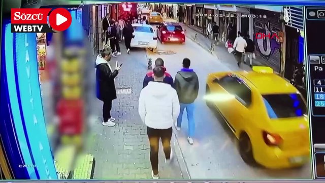 Motosiklet, kaldırımdaki yayaların arasına daldı; 3 kişinin yarandığı kaza kamerada