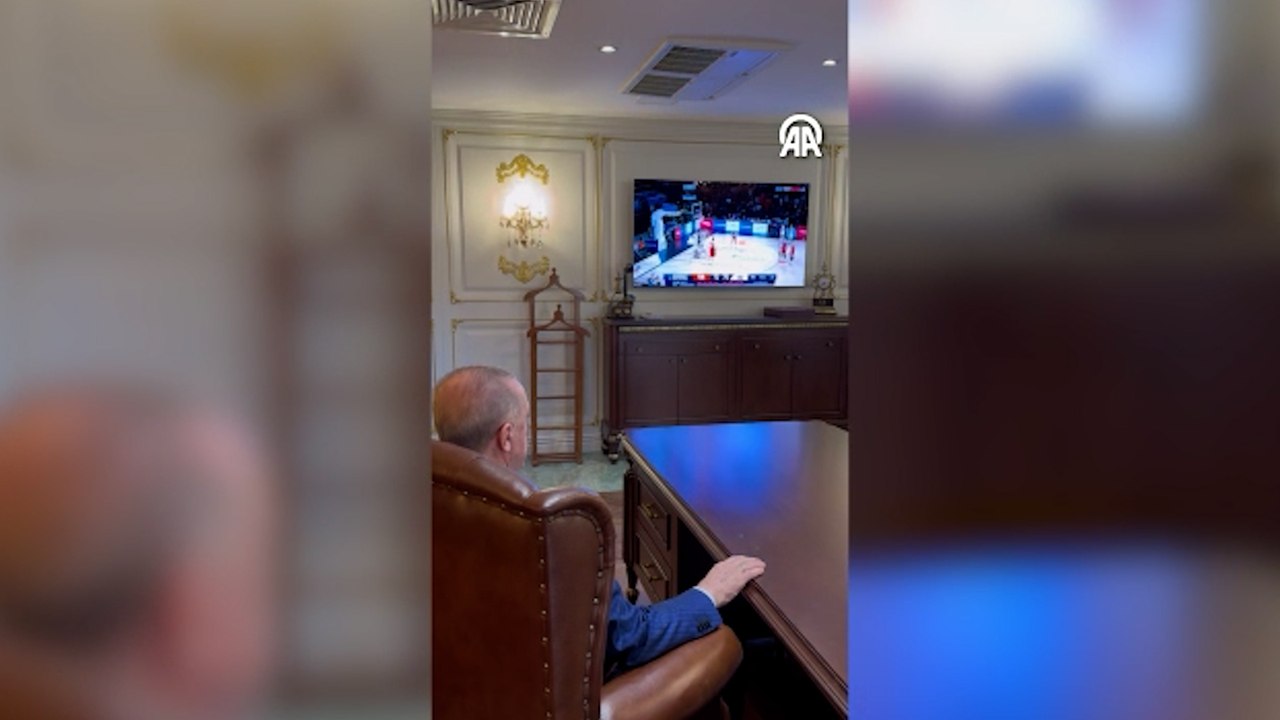 Erdoğan, A Milli Basketbol Takımı'nın maçını Adana Valiliğinde izledi