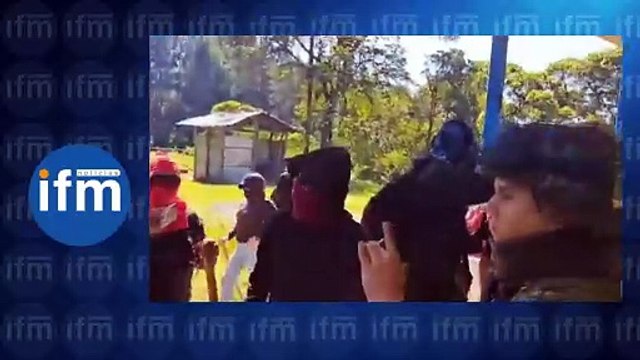 Encapuchados se toman colegio