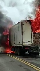 Militares incineran camiòn con harina de contrabando tras ataque a uniformados.