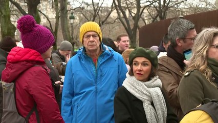 Turistas comemoram a reabertura da Torre Eiffel