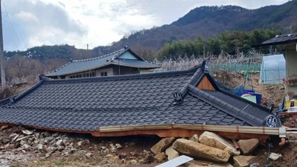 경북 성주서 주택 지붕 수리 작업 중 붕괴...2명 부상 / YTN