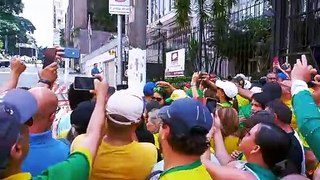Multidão vestido de verde e amarelo toma a Paulista