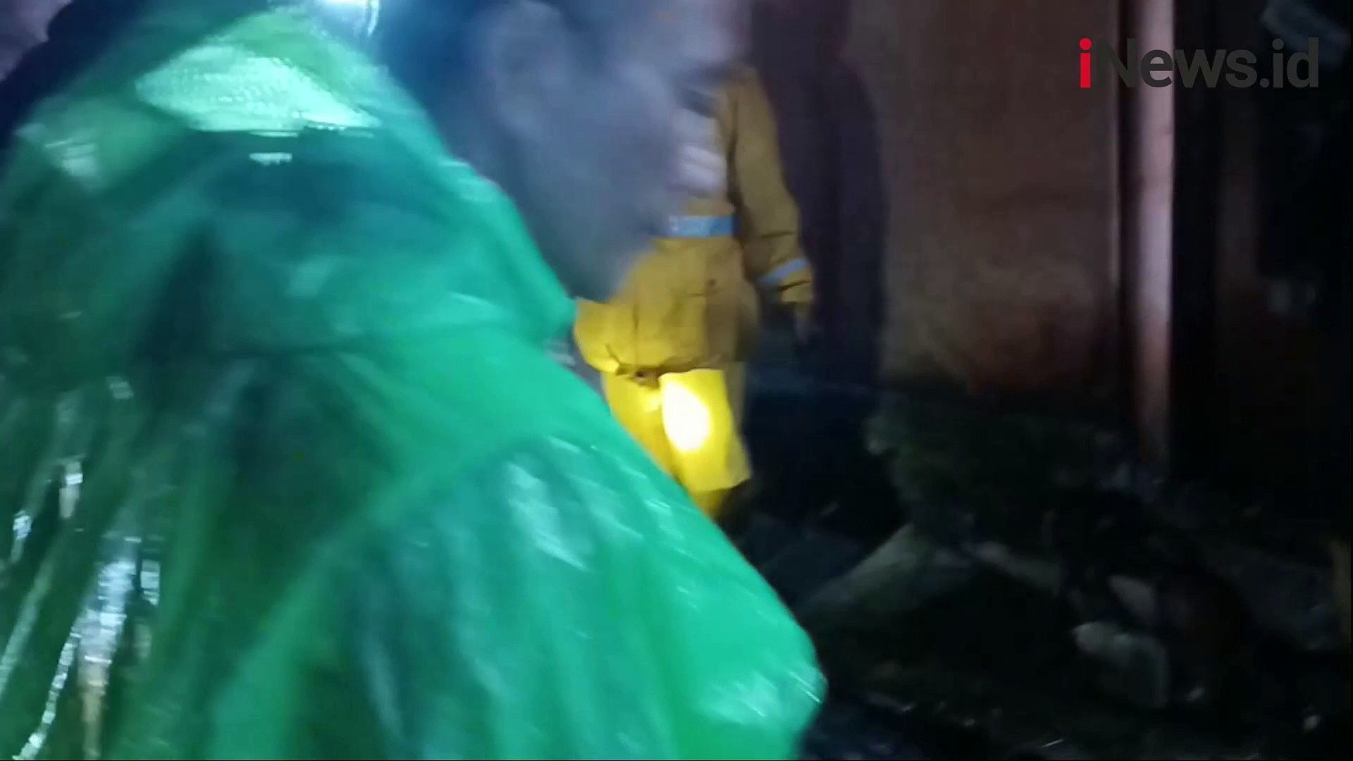 ⁣Aksi Heroik Warga Halau Kendaraan saat Pohon Besar Tumbang di Lembang bang di Lembang  Thumbnail iNe