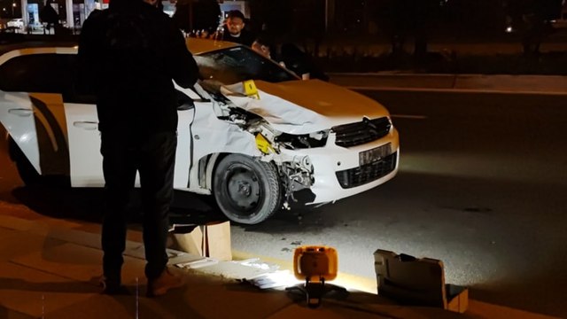 Kaldırımda yürüyen iki arkadaşa otomobil çarptı