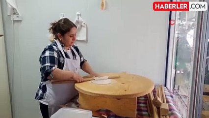 Depremde iş yeri yıkılan abla kardeş konteyner iş yerinde hizmet veriyor