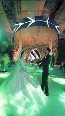 ومعاك دي الدنيا رايقه وضحكالي