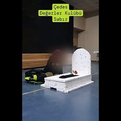 ÇEDES skandalı! Küçücük çocuğu annesinin maket mezarında ağlattılar