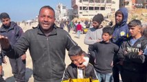 شاهد: على أنقاض المنازل المدمرة.. فلسطينيون ينتظرون الحصول على المساعدات لإطعام أطفالهم الجائعين