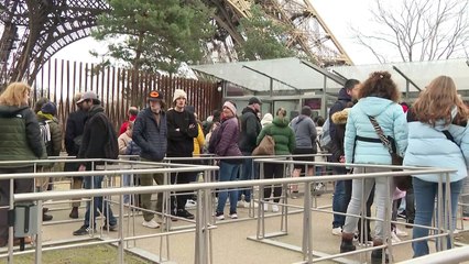 Réouverture de la tour Eiffel après la grève: les touristes ravis