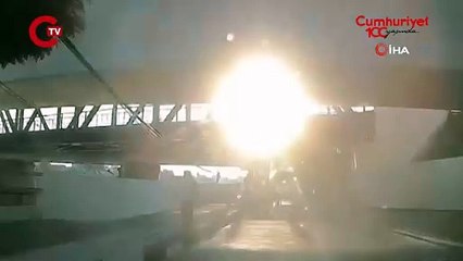 Kızgın sürücü aracıyla otomobile vurup köprüden nehre uçtu: 2 ölü